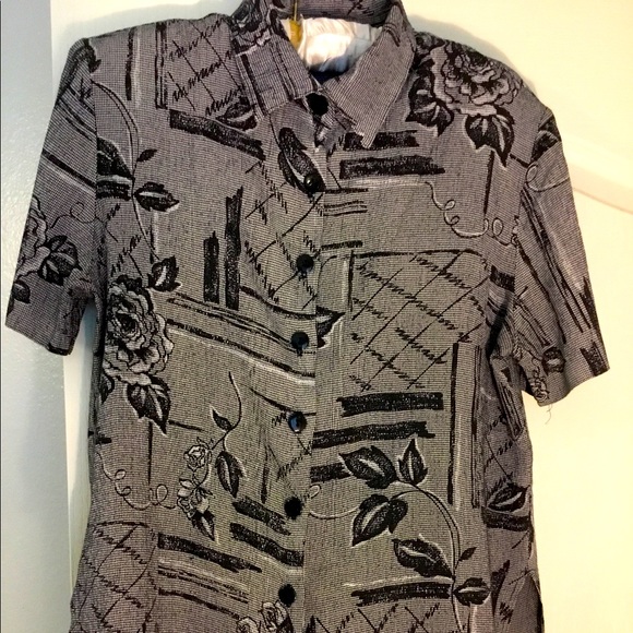 Light weight short sleeve blouse - Picture 1 of 6